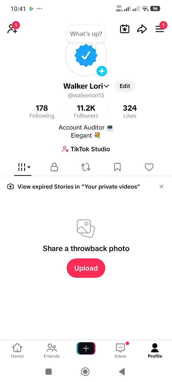 Social Media account screenshot — @walkerlori15